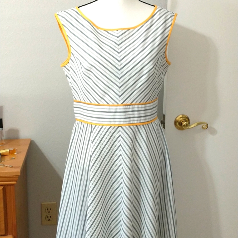 New London style ladies dress size 12 gray white with yellow trim